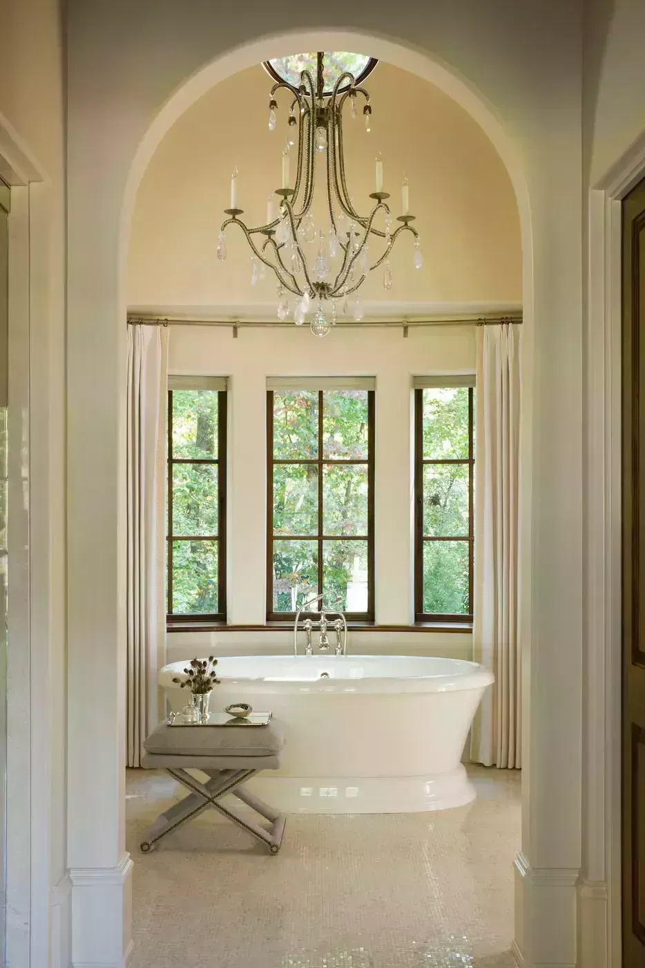 27 hermosos diseños de baños blancos que muestran un estilo fresco y atemporal