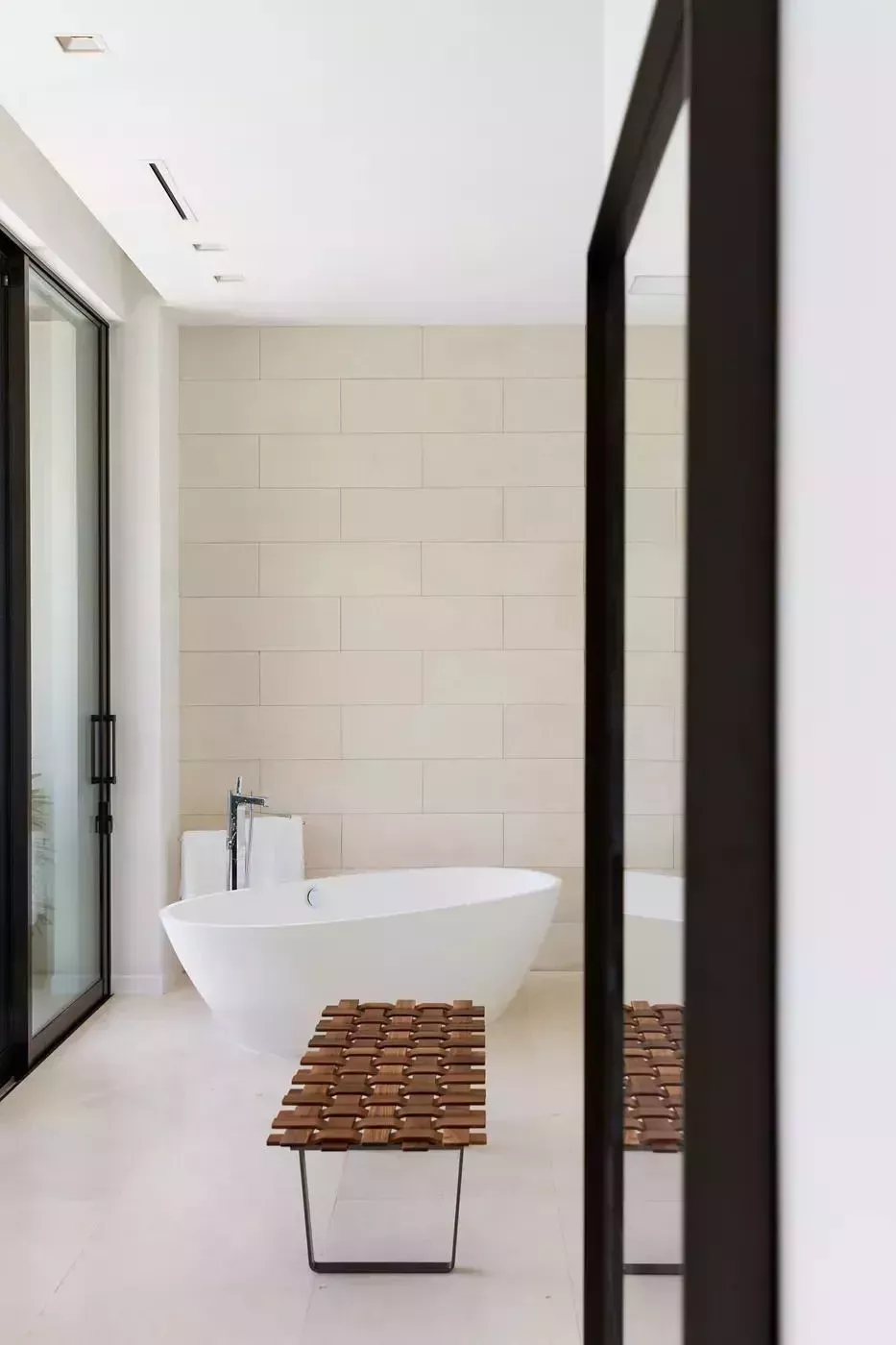 27 hermosos diseños de baños blancos que muestran un estilo fresco y atemporal