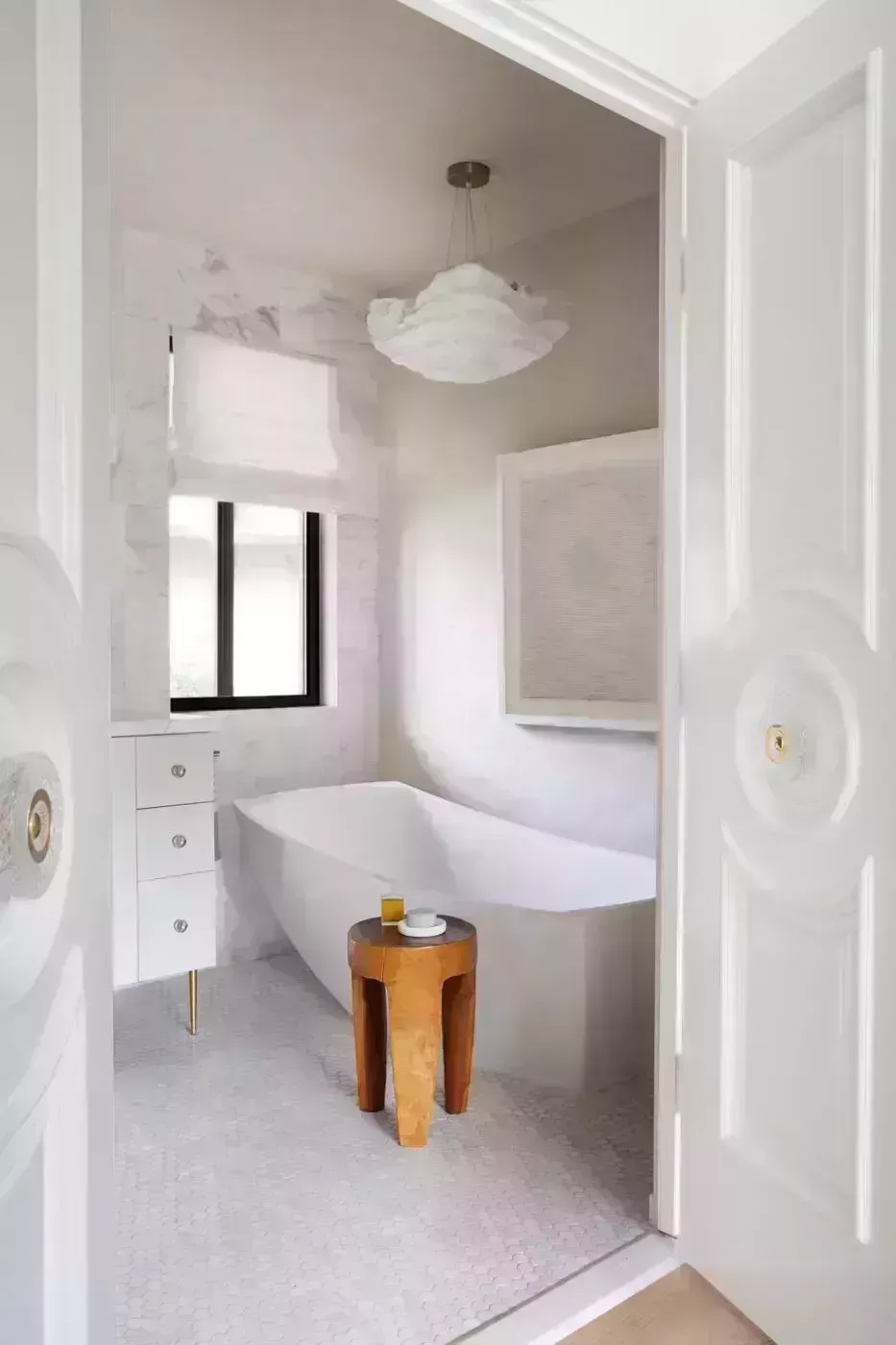 27 hermosos diseños de baños blancos que muestran un estilo fresco y atemporal