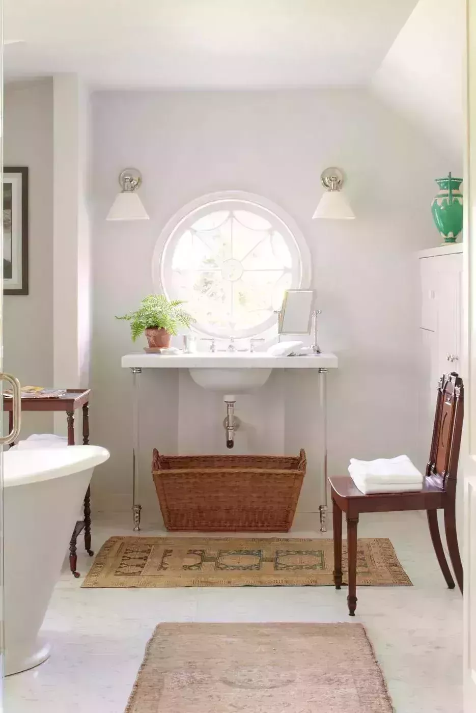 27 hermosos diseños de baños blancos que muestran un estilo fresco y atemporal