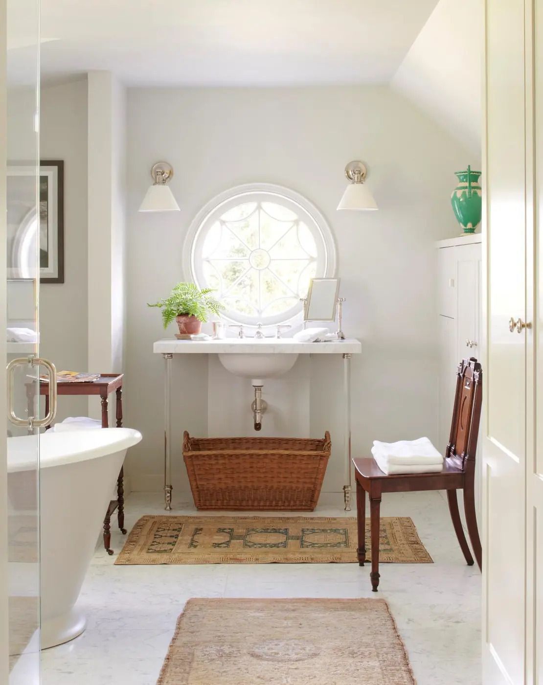 27 hermosos diseños de baños blancos que muestran un estilo fresco y atemporal"}, "template": "Listicle