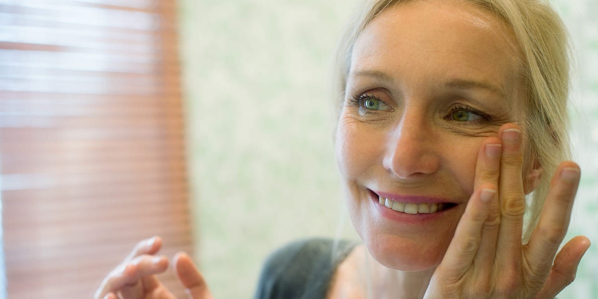 3 productos para el cuidado de la piel que pueden ayudarte a parecer más joven sin Botox, según los expertos