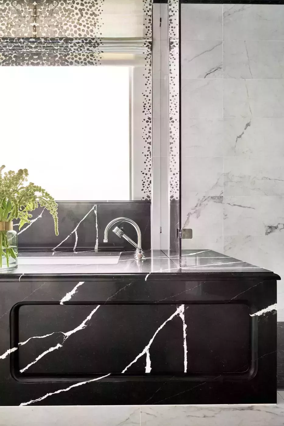 37 baños atemporales en blanco y negro que demuestran que la combinación es el kismet