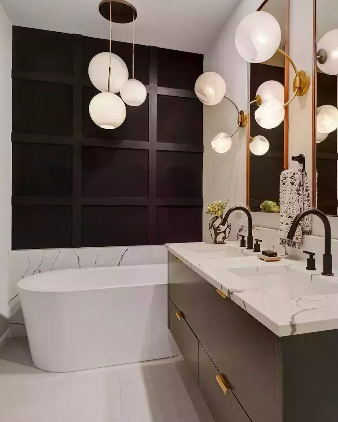 37 baños atemporales en blanco y negro que demuestran que la combinación es el kismet