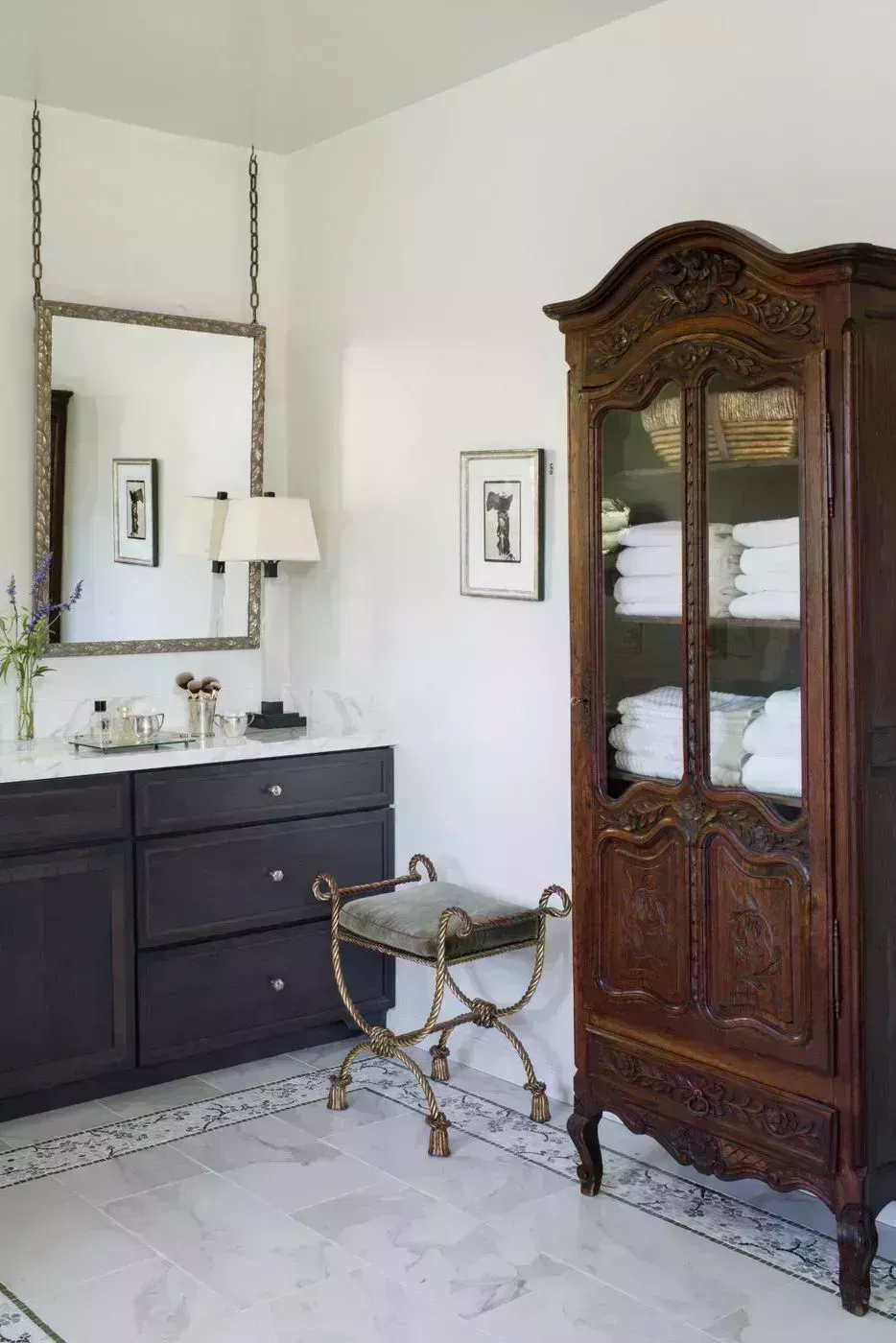 37 baños atemporales en blanco y negro que demuestran que la combinación es el kismet