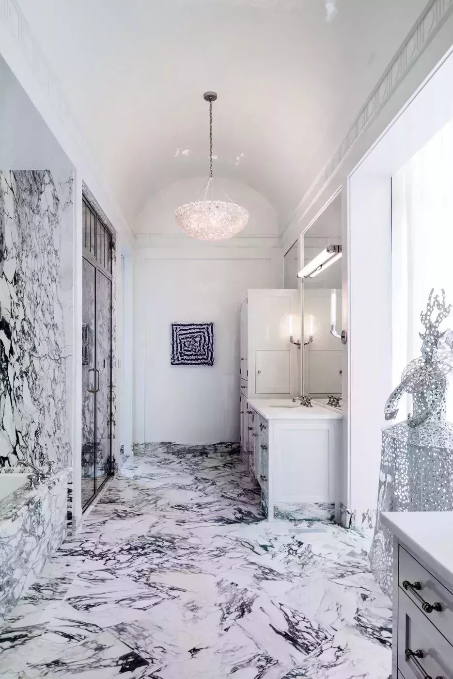 37 baños atemporales en blanco y negro que demuestran que la combinación es el kismet