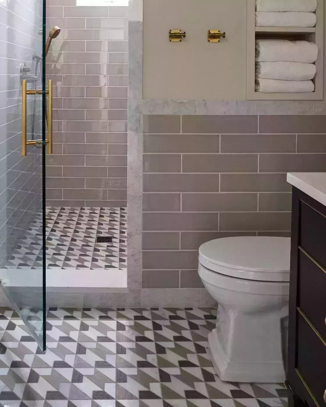 37 baños atemporales en blanco y negro que demuestran que la combinación es el kismet