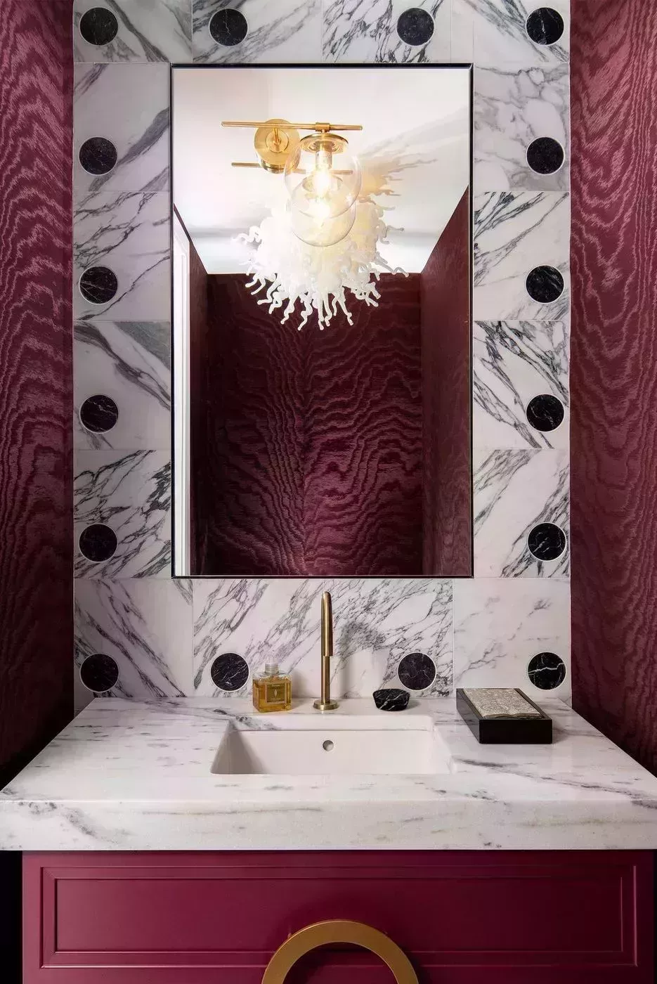 37 baños atemporales en blanco y negro que demuestran que la combinación es el kismet