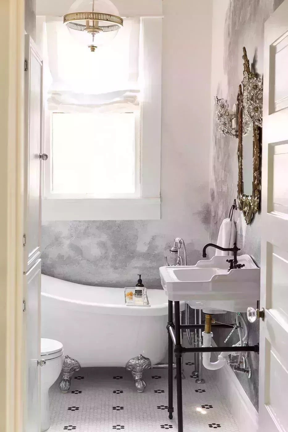 37 baños atemporales en blanco y negro que demuestran que la combinación es el kismet