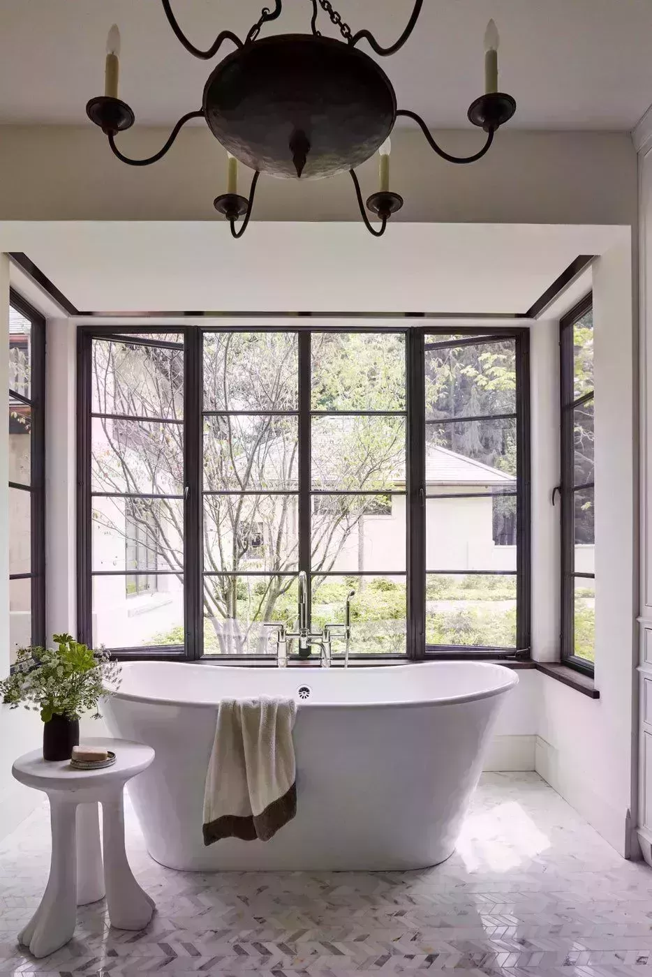 37 baños atemporales en blanco y negro que demuestran que la combinación es el kismet