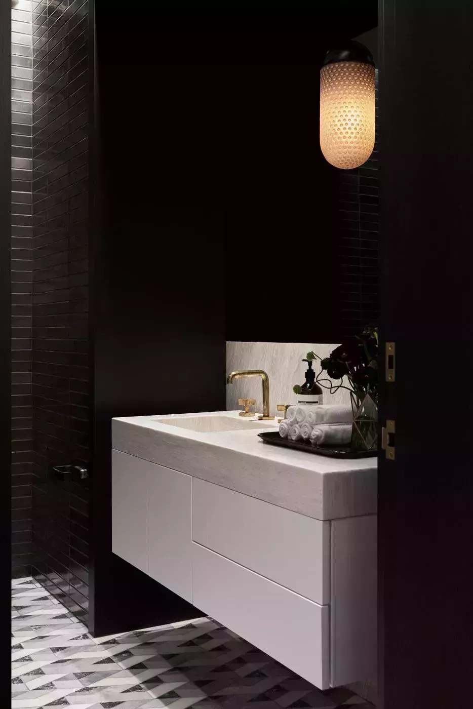 37 baños atemporales en blanco y negro que demuestran que la combinación es el kismet