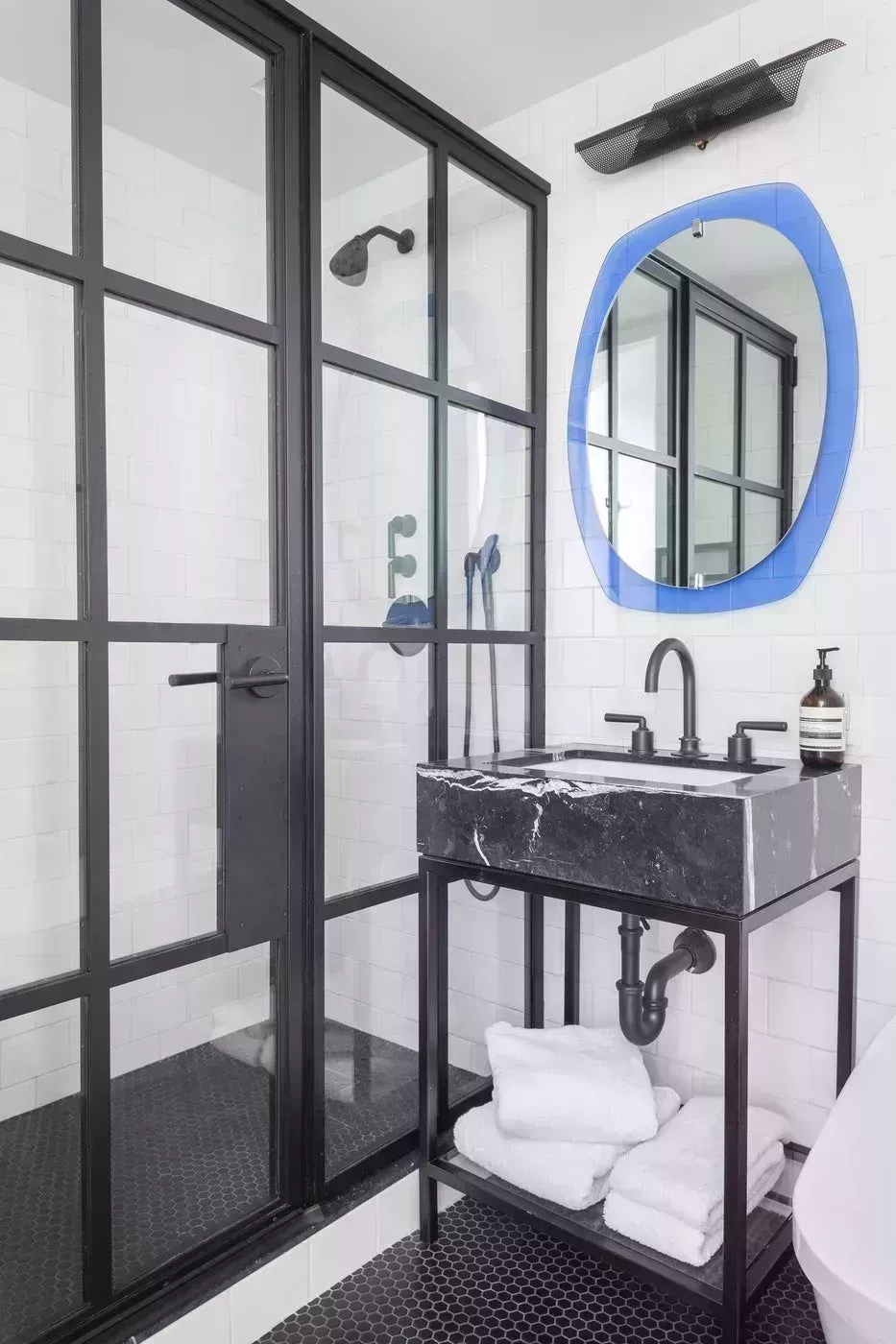 37 baños atemporales en blanco y negro que demuestran que la combinación es el kismet
