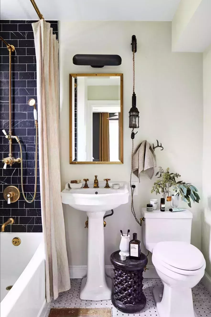 37 baños atemporales en blanco y negro que demuestran que la combinación es el kismet