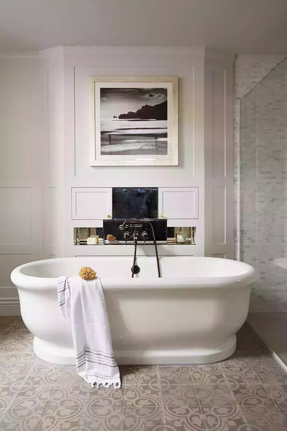 37 baños atemporales en blanco y negro que demuestran que la combinación es el kismet