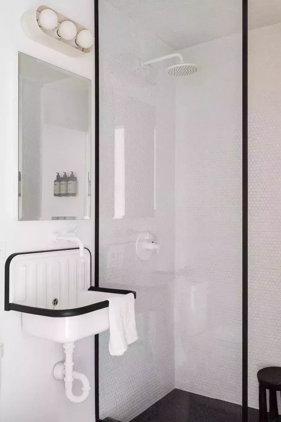 37 baños atemporales en blanco y negro que demuestran que la combinación es el kismet