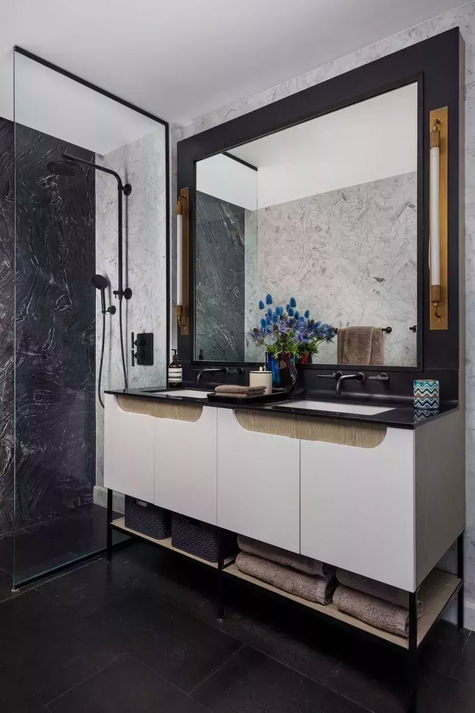 37 baños atemporales en blanco y negro que demuestran que la combinación es el kismet