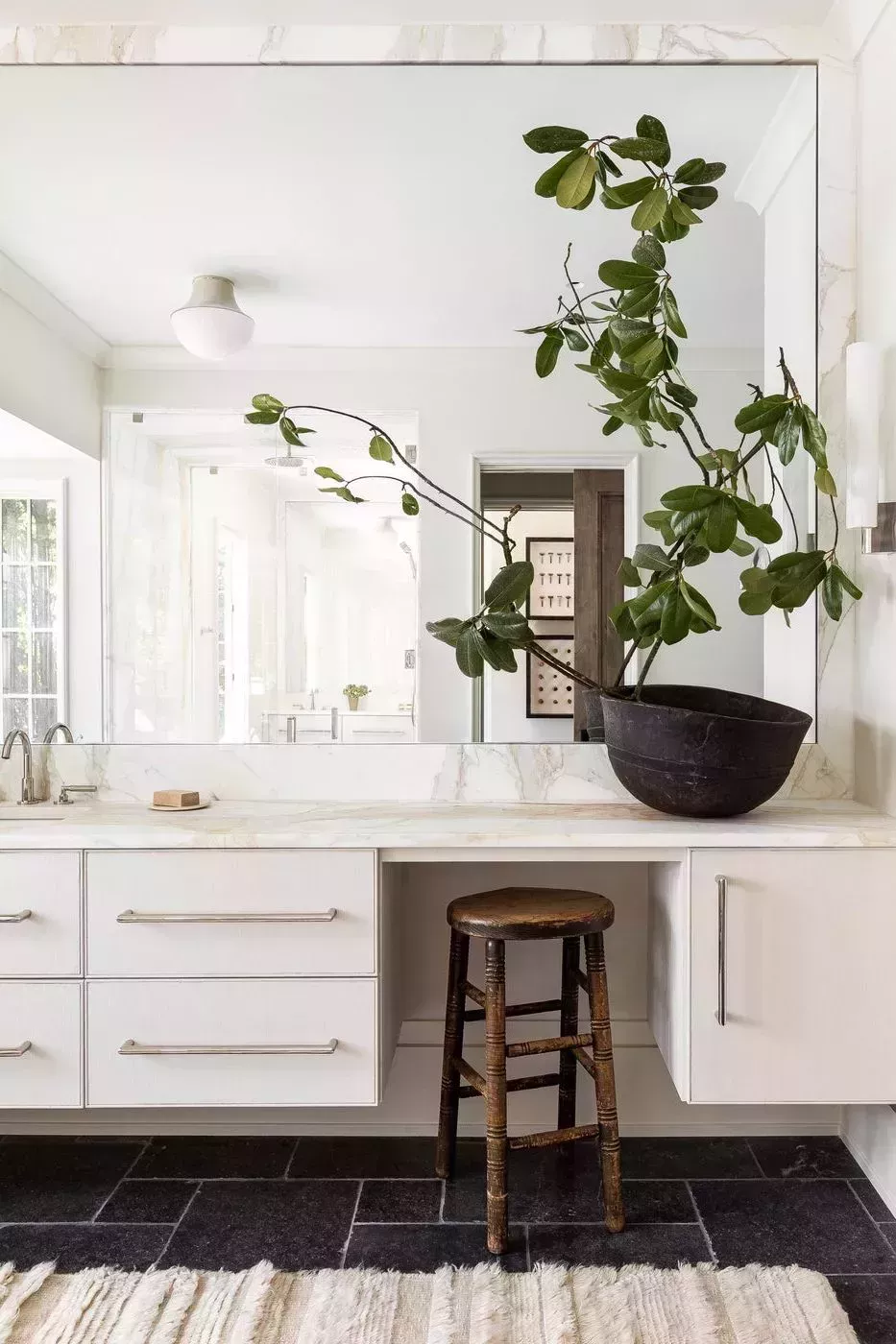 37 baños atemporales en blanco y negro que demuestran que la combinación es el kismet