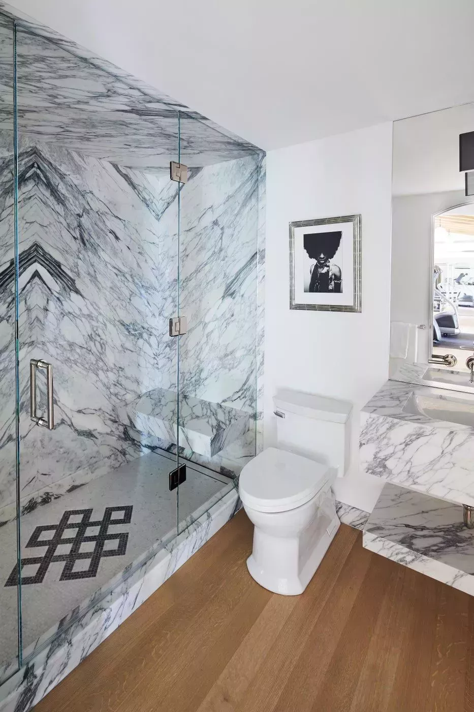 37 baños atemporales en blanco y negro que demuestran que la combinación es el kismet