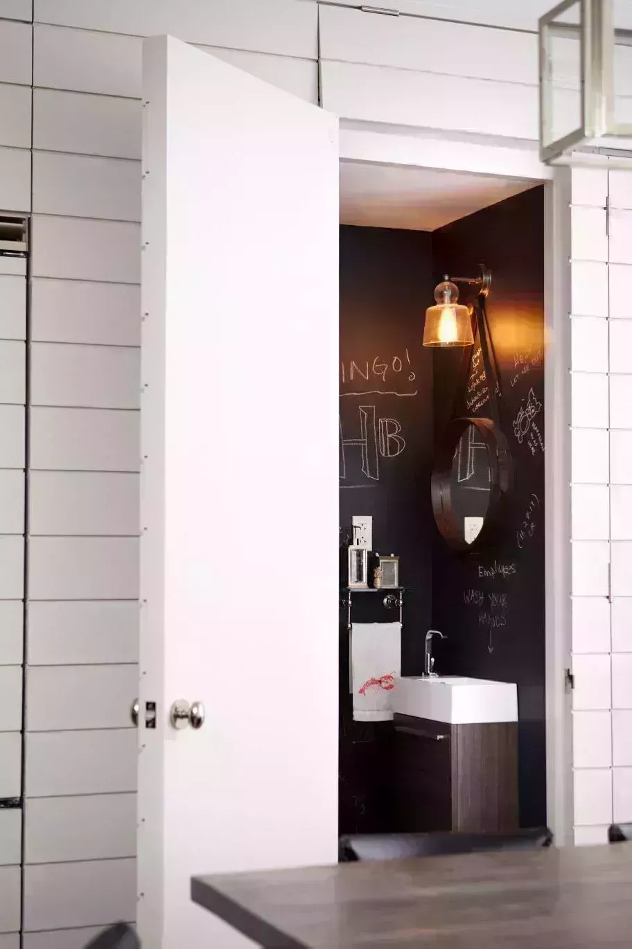 37 baños atemporales en blanco y negro que demuestran que la combinación es el kismet