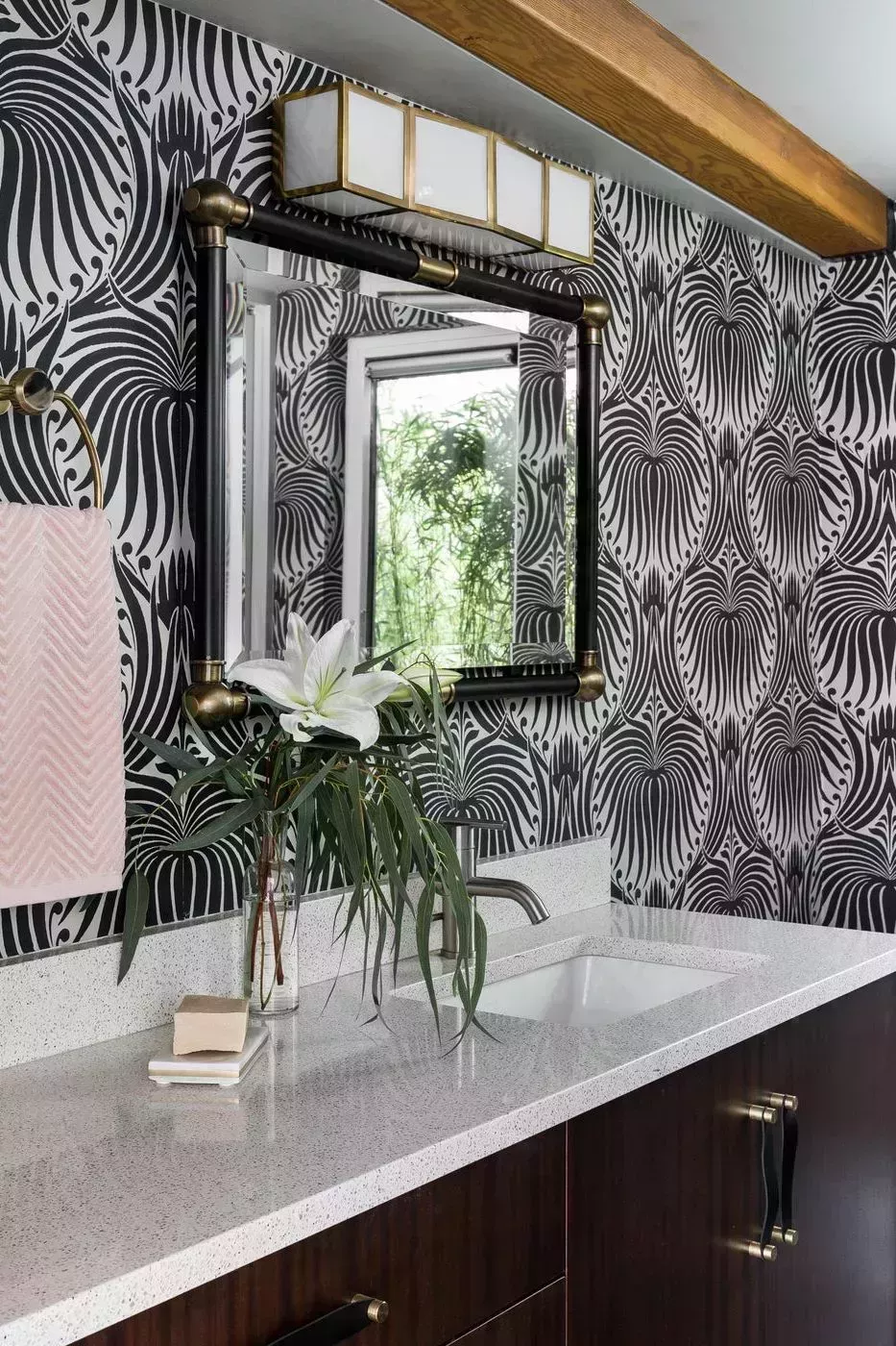 37 baños atemporales en blanco y negro que demuestran que la combinación es el kismet