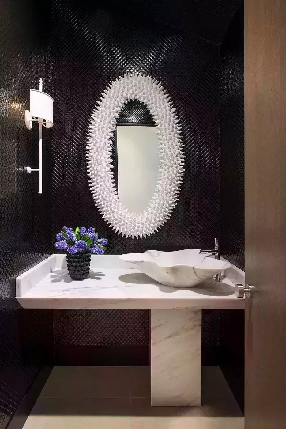 37 baños atemporales en blanco y negro que demuestran que la combinación es el kismet