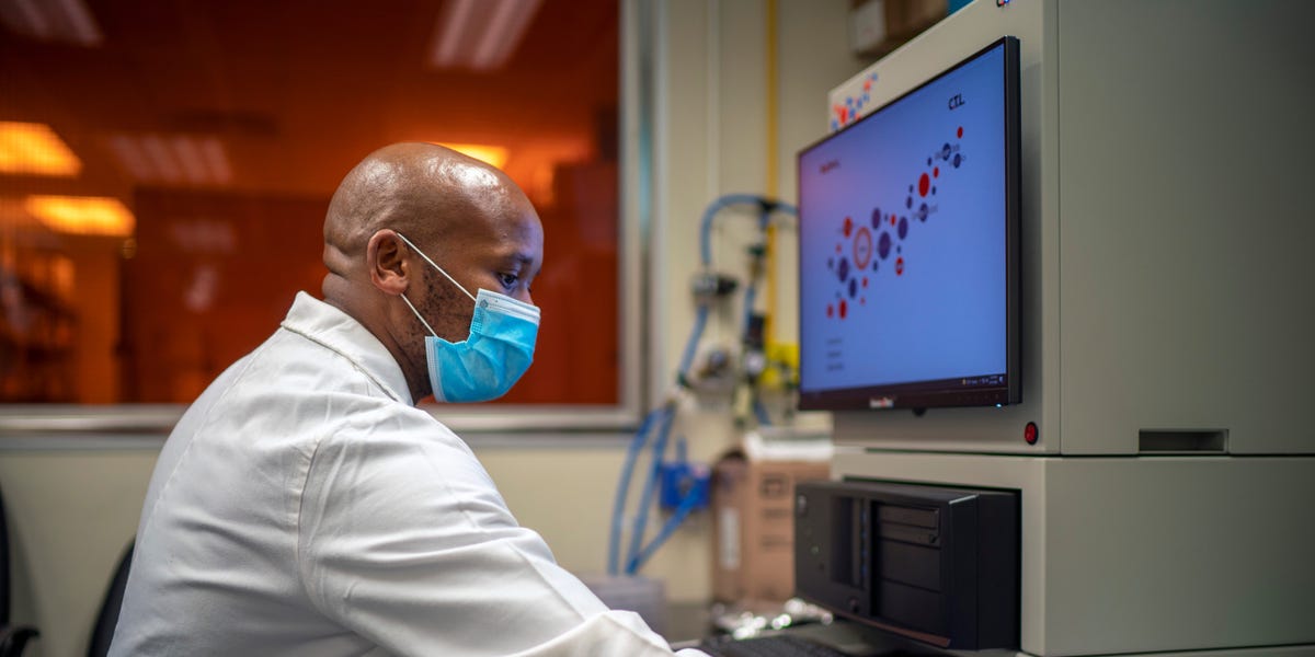 Estados Unidos levanta su prohibición de viajar a los países del sur de África, pero los expertos médicos dicen que la estigmatización ya ha perpetuado la antinegrosidad