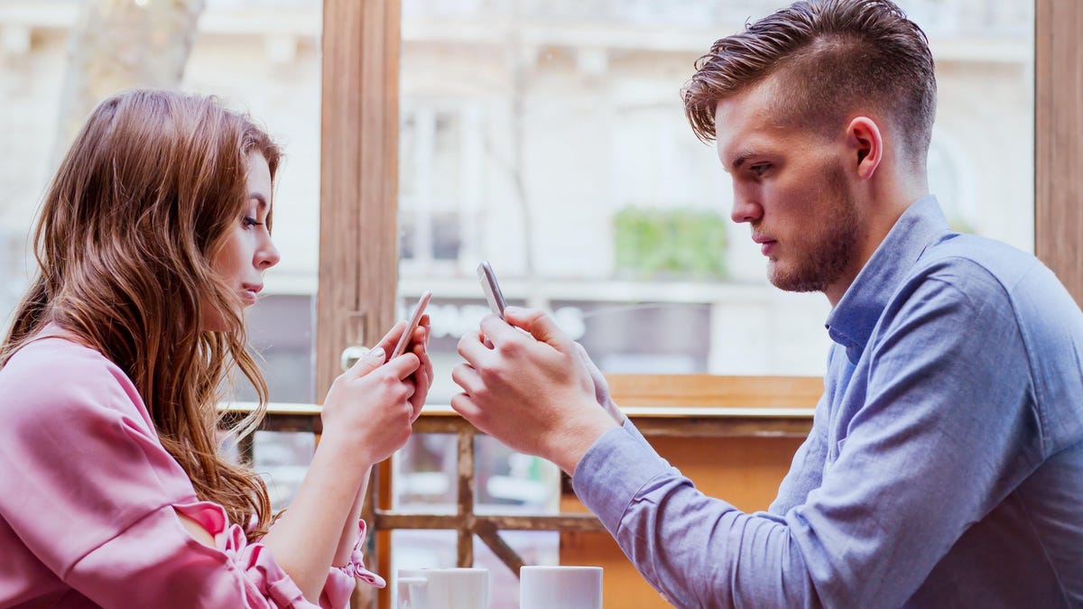 Este es el grado de "acoso" online que debes hacer antes de una cita