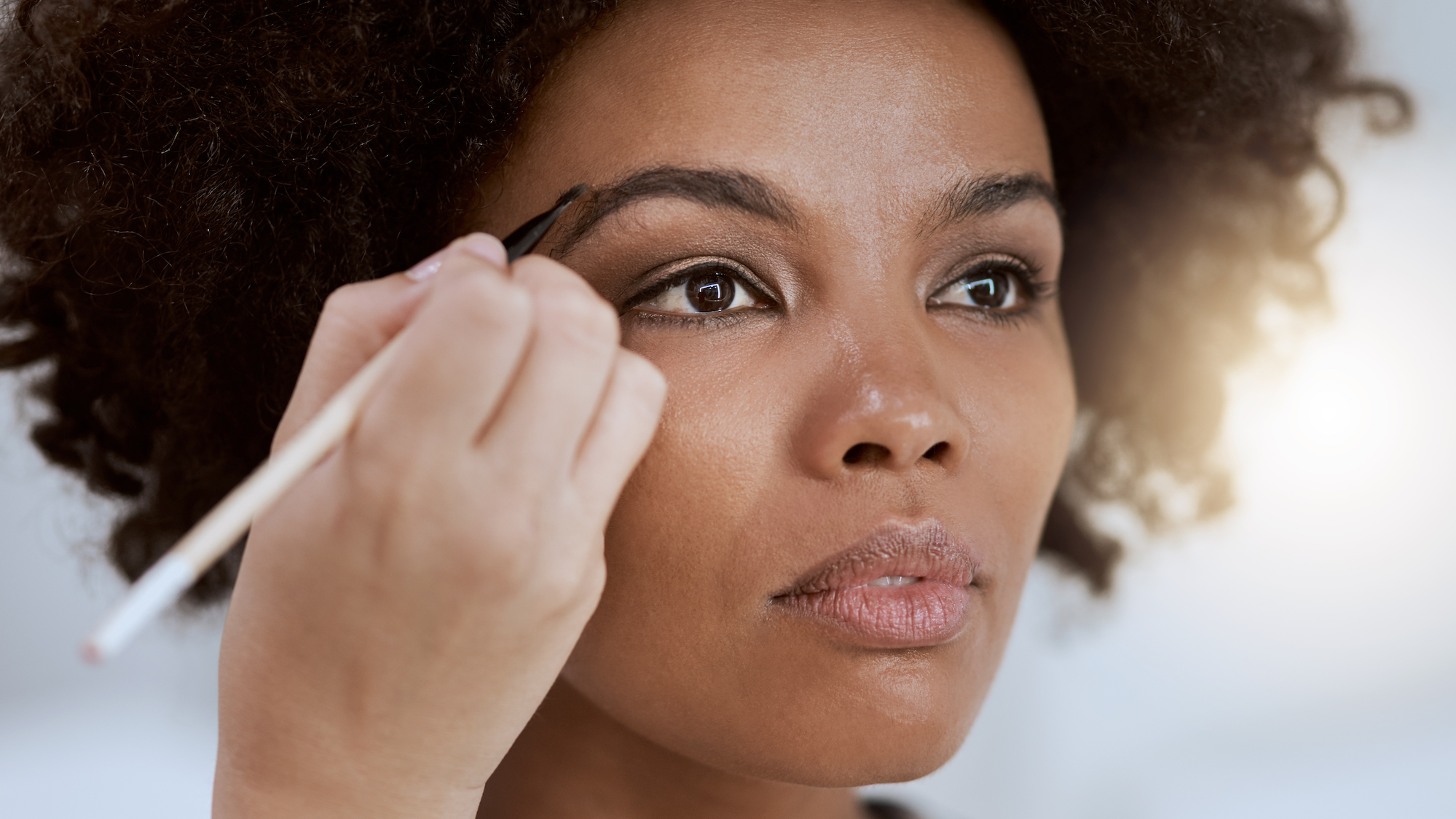 Guía paso a paso para peinar las cejas rizadas