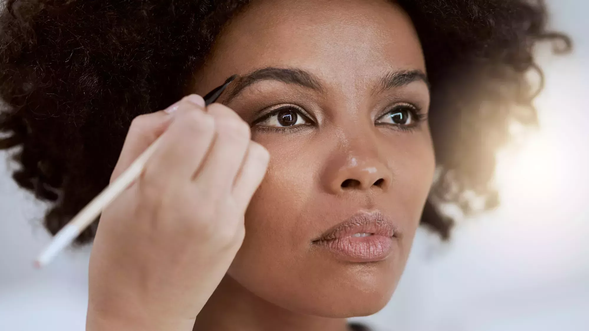 Guía paso a paso para peinar las cejas rizadas