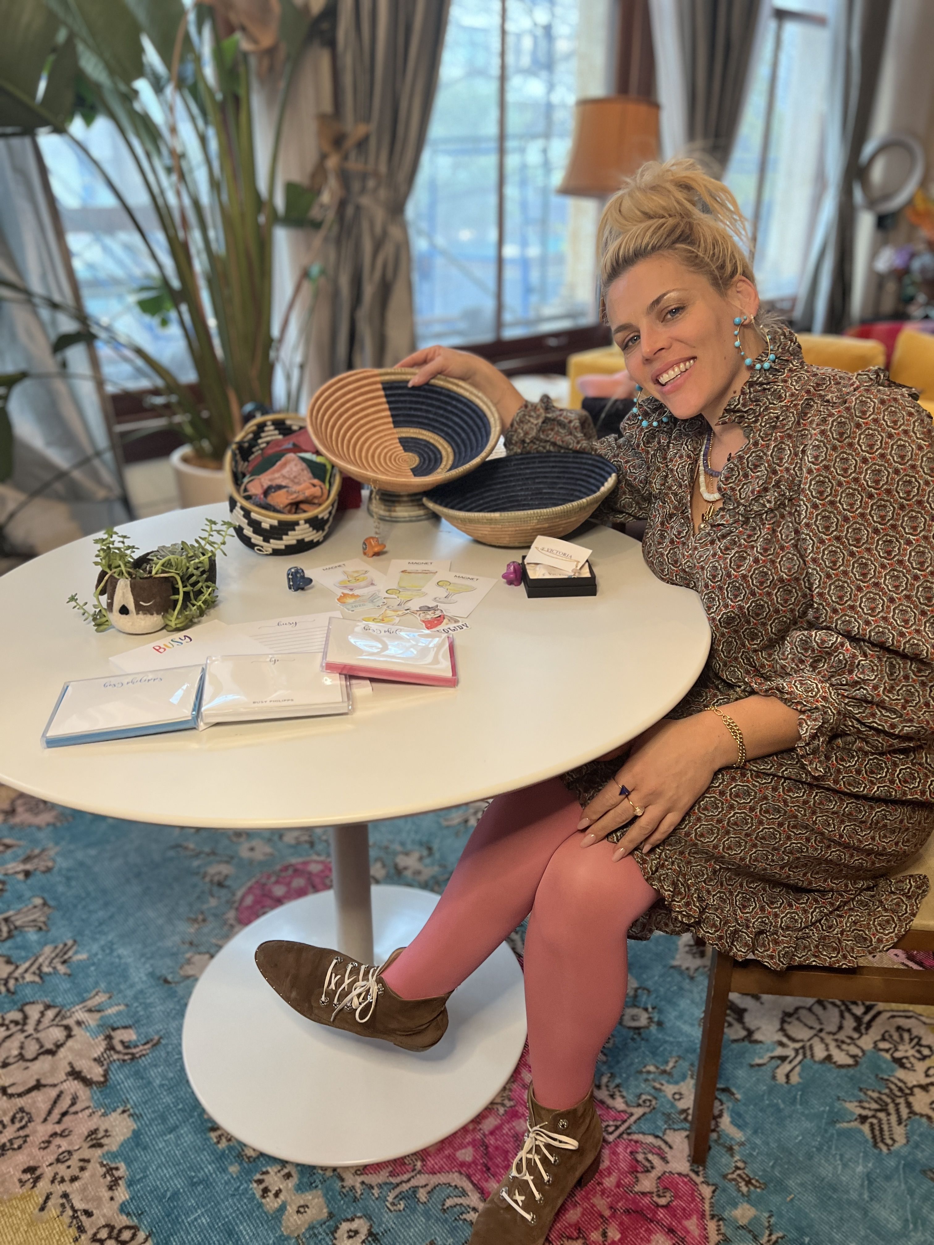 La colección navideña de Busy Philipps con Amazon Handmade es genial para los compradores de última hora"}, "template": "Listicle