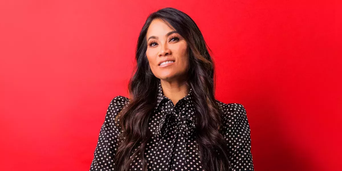 Vea cómo la Dra. Pimple Popper exprime el pus de un quiste 