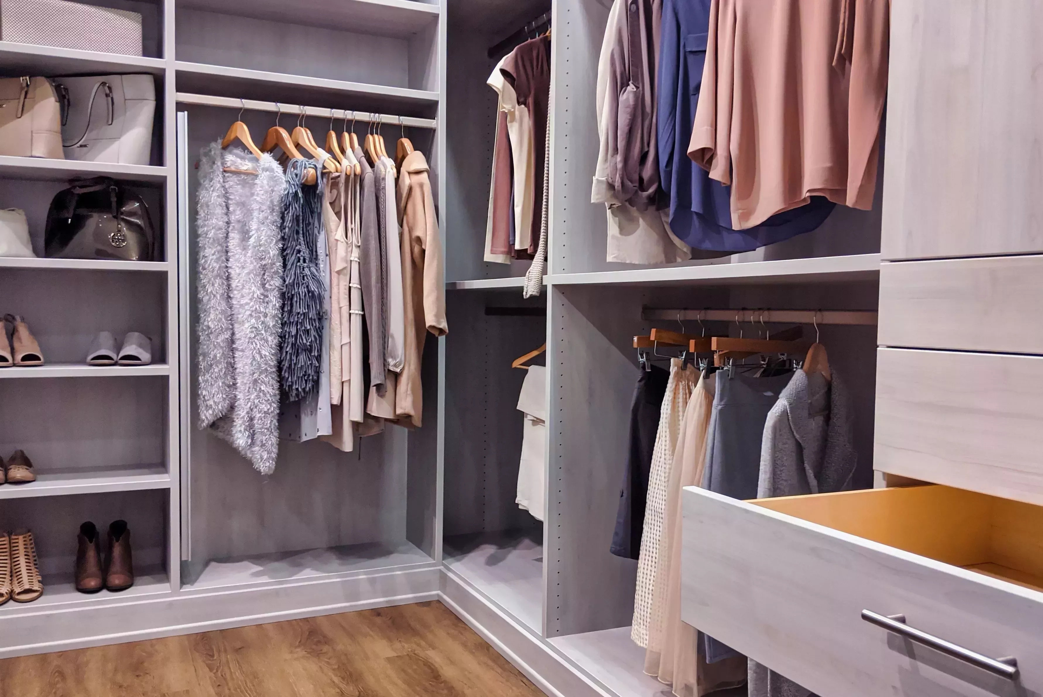 12 ideas inteligentes de armarios empotrados para aprovechar al máximo el espacio, ya sea grande o pequeño