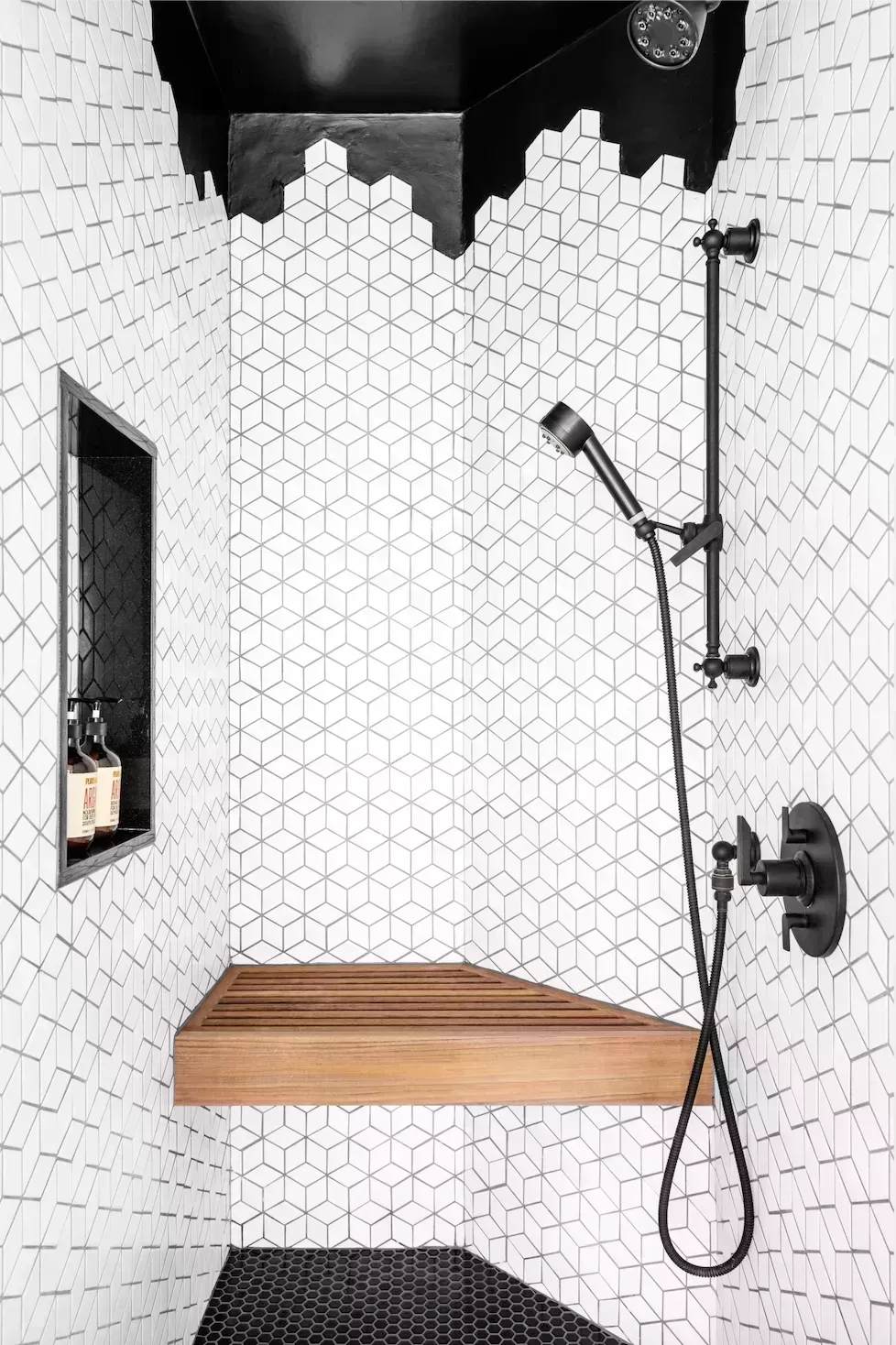 20 elegantes ideas de baños negros para un aspecto clásico y atemporal