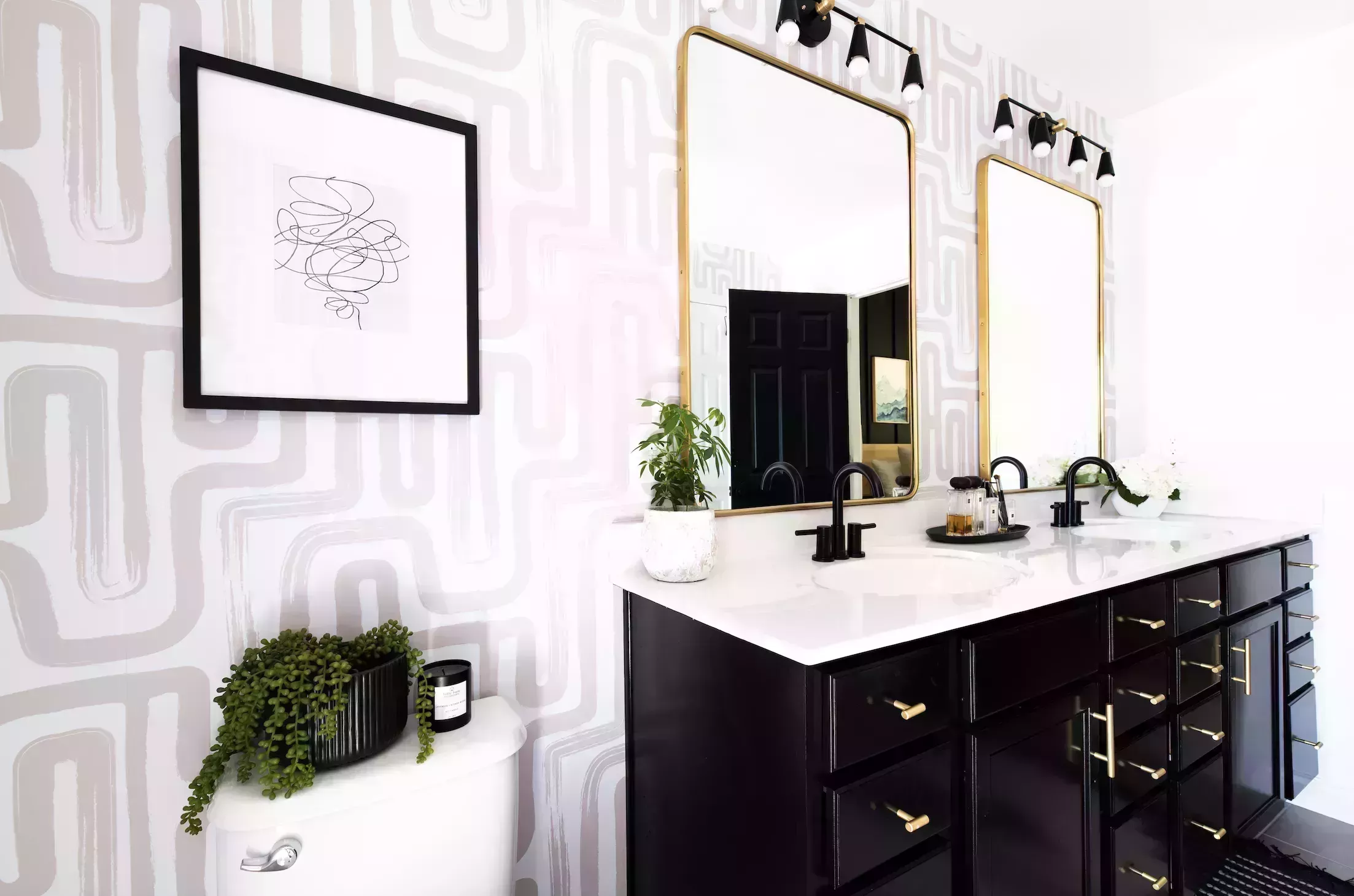 20 elegantes ideas de baños negros para un aspecto clásico y atemporal