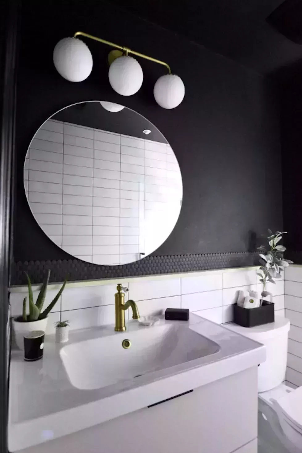 20 elegantes ideas de baños negros para un aspecto clásico y atemporal