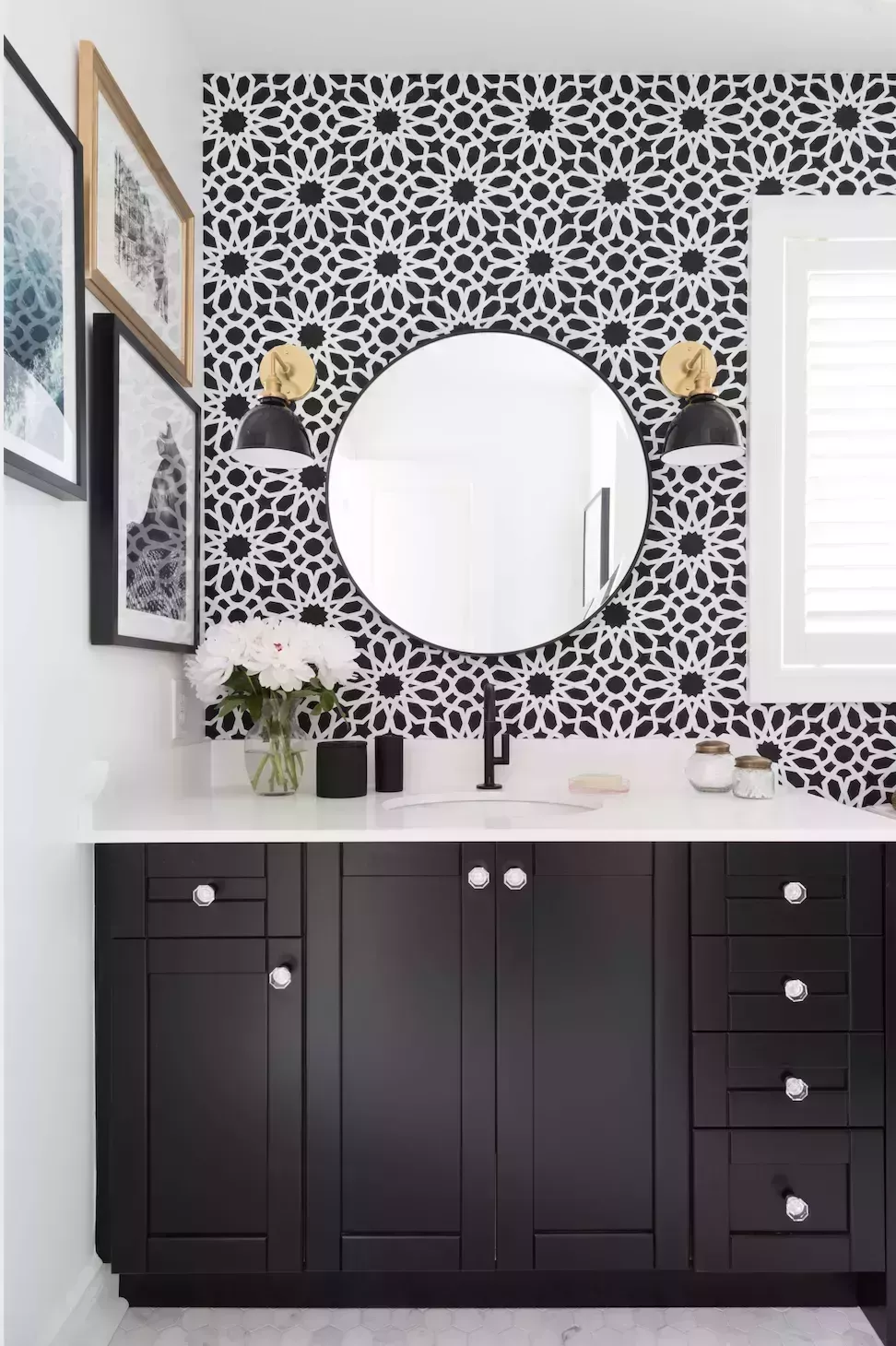 20 elegantes ideas de baños negros para un aspecto clásico y atemporal