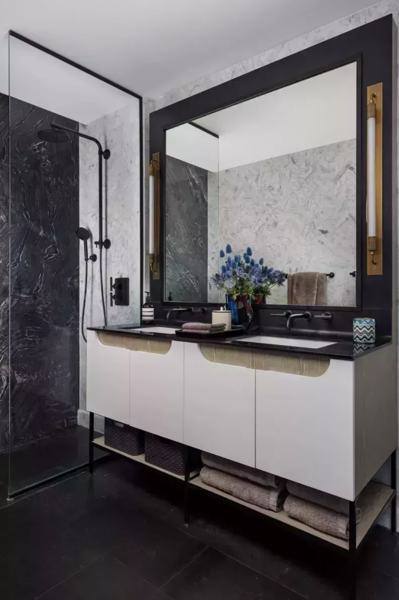 20 elegantes ideas de baños negros para un aspecto clásico y atemporal