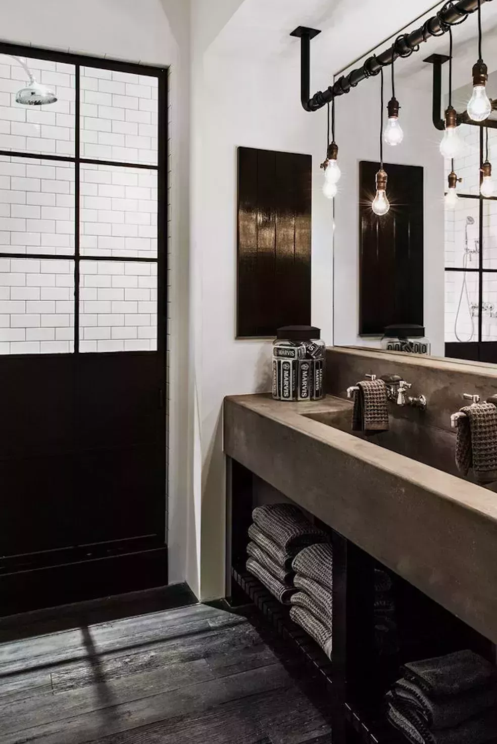 20 elegantes ideas de baños negros para un aspecto clásico y atemporal