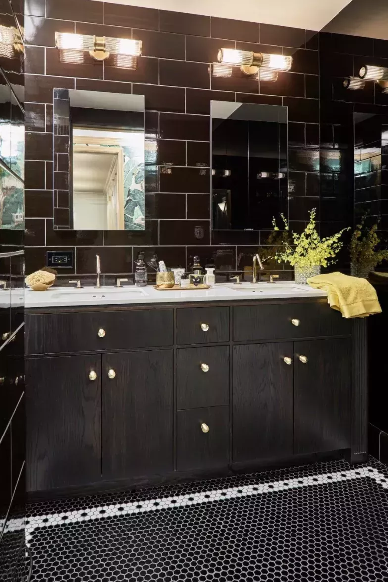 20 elegantes ideas de baños negros para un aspecto clásico y atemporal