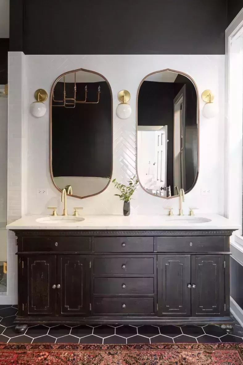 20 elegantes ideas de baños negros para un aspecto clásico y atemporal