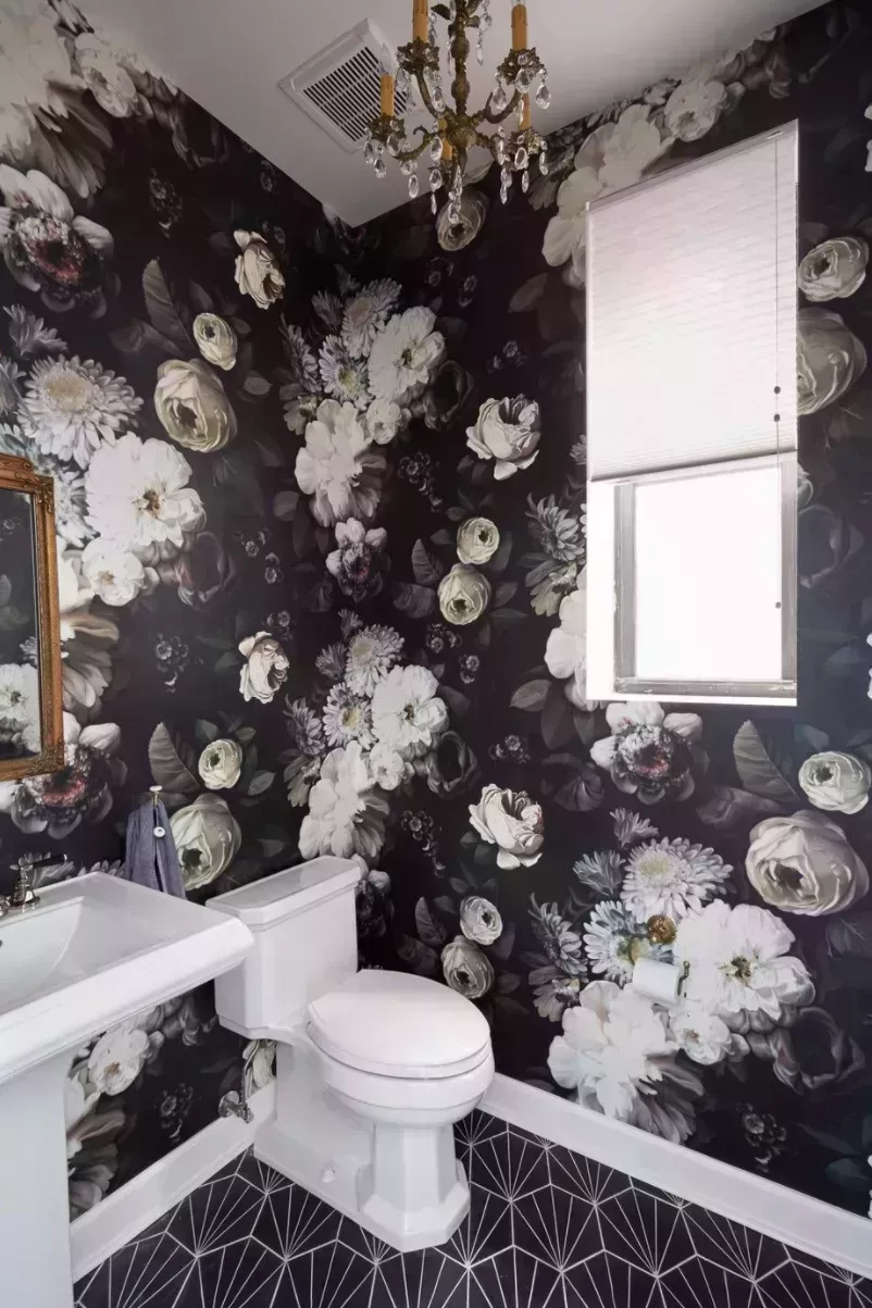 20 elegantes ideas de baños negros para un aspecto clásico y atemporal