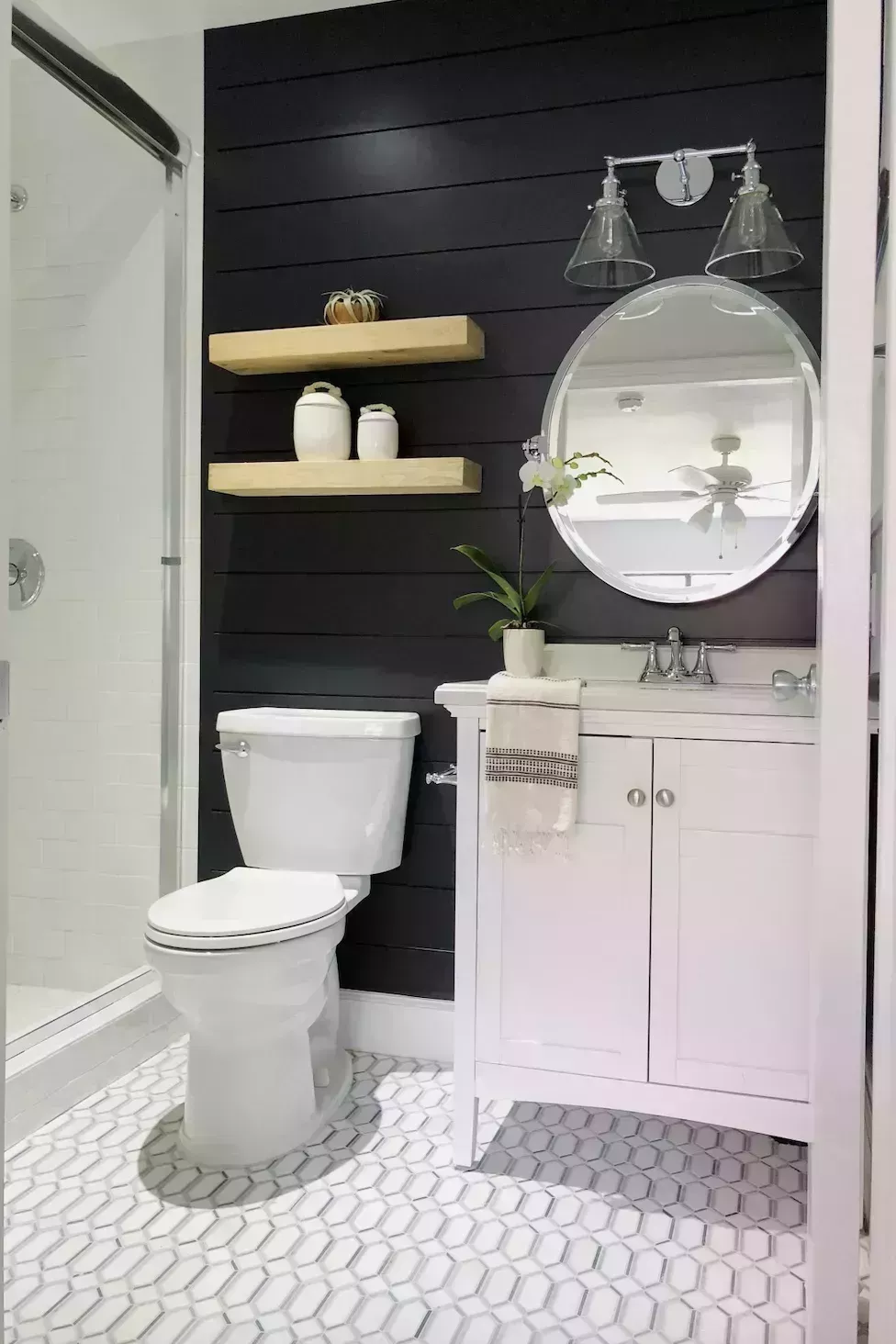 20 elegantes ideas de baños negros para un aspecto clásico y atemporal