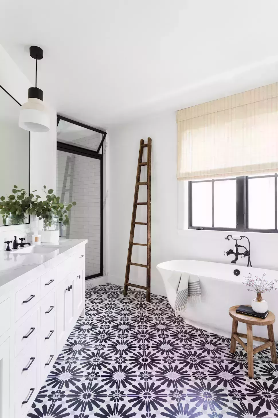 20 elegantes ideas de baños negros para un aspecto clásico y atemporal