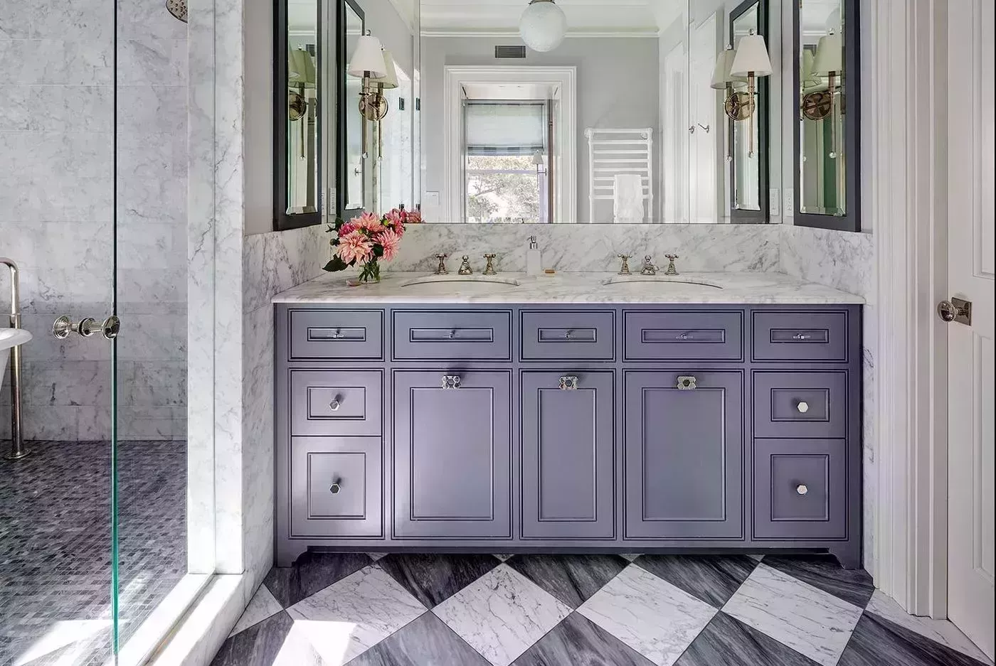 27 impresionantes baños de mármol que irradian brillo y estilo