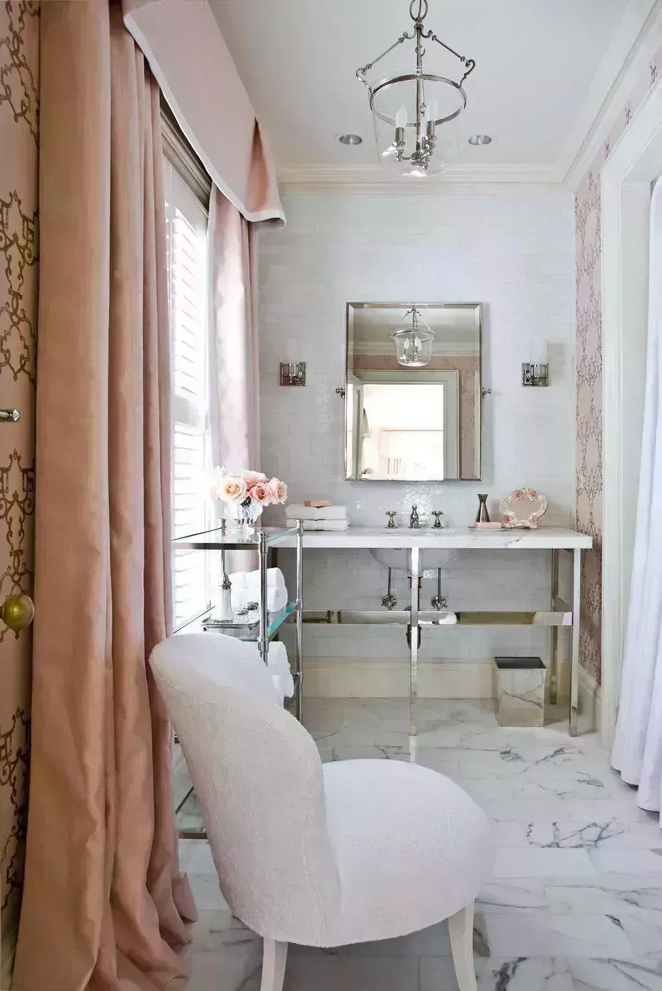 27 impresionantes baños de mármol que irradian brillo y estilo