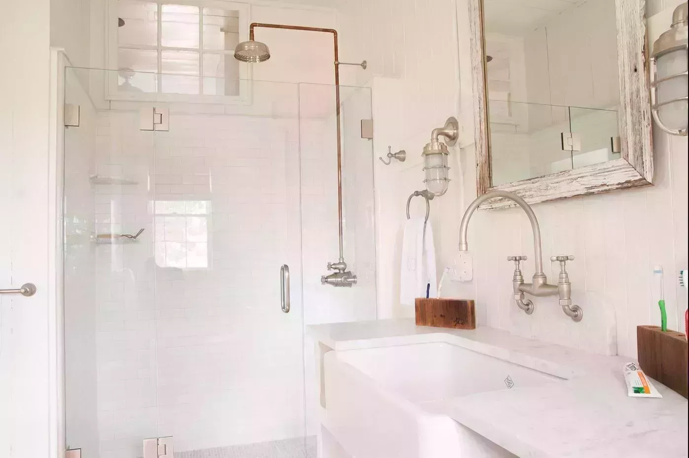 27 impresionantes baños de mármol que irradian brillo y estilo