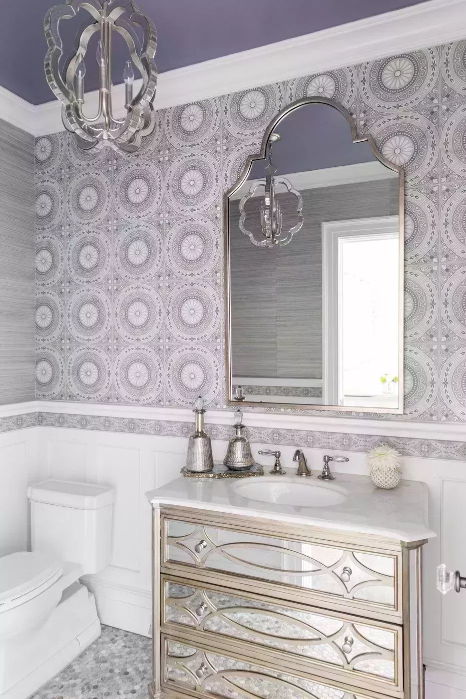 27 impresionantes baños de mármol que irradian brillo y estilo