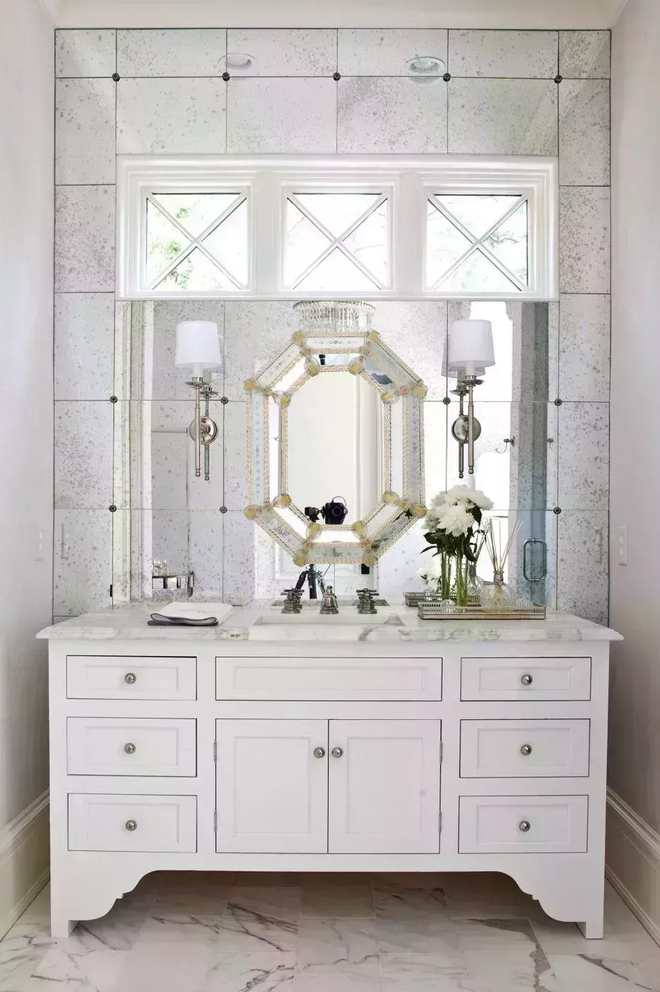 27 impresionantes baños de mármol que irradian brillo y estilo