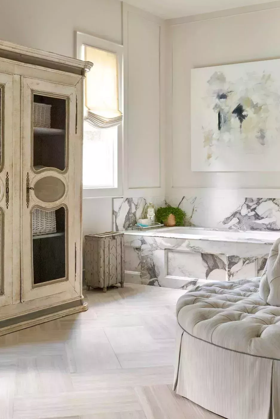 27 impresionantes baños de mármol que irradian brillo y estilo