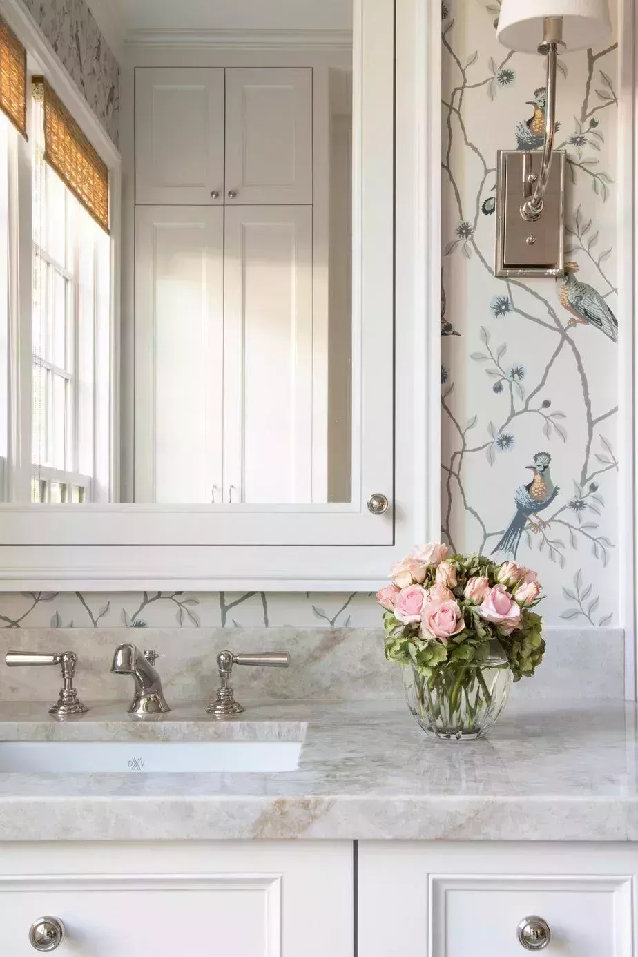 27 impresionantes baños de mármol que irradian brillo y estilo